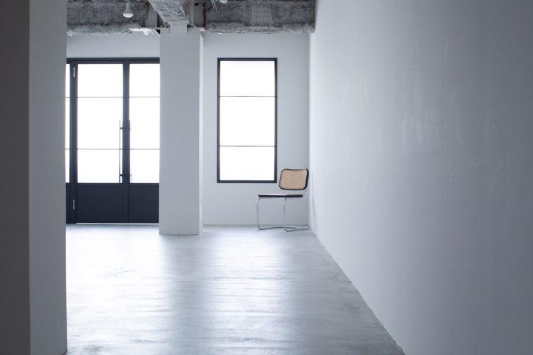 モルタル床と横10mの使いやすい白壁