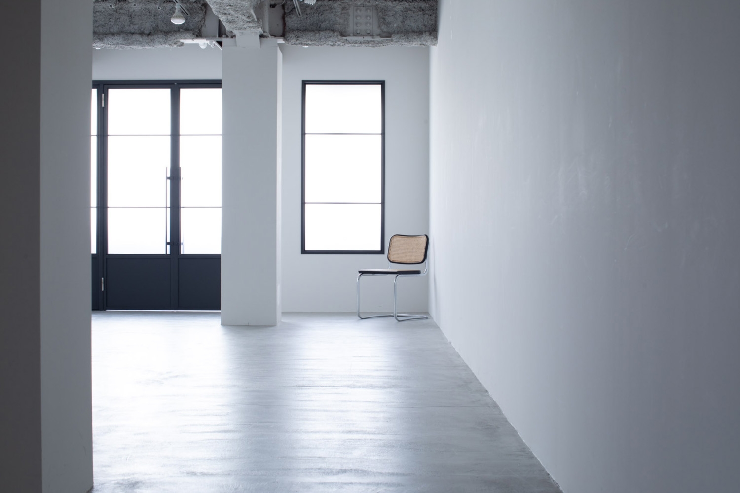 モルタル床と横10mの使いやすい白壁