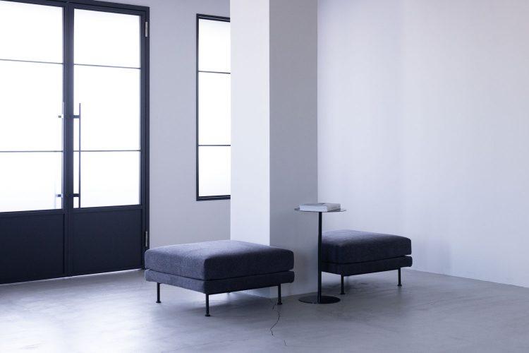 黒窓と白壁がクールな印象