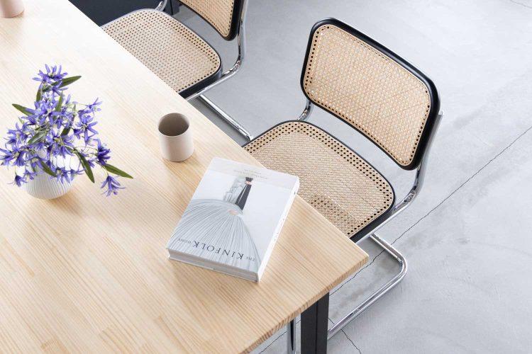 クールな家具のカフェシーンなどに