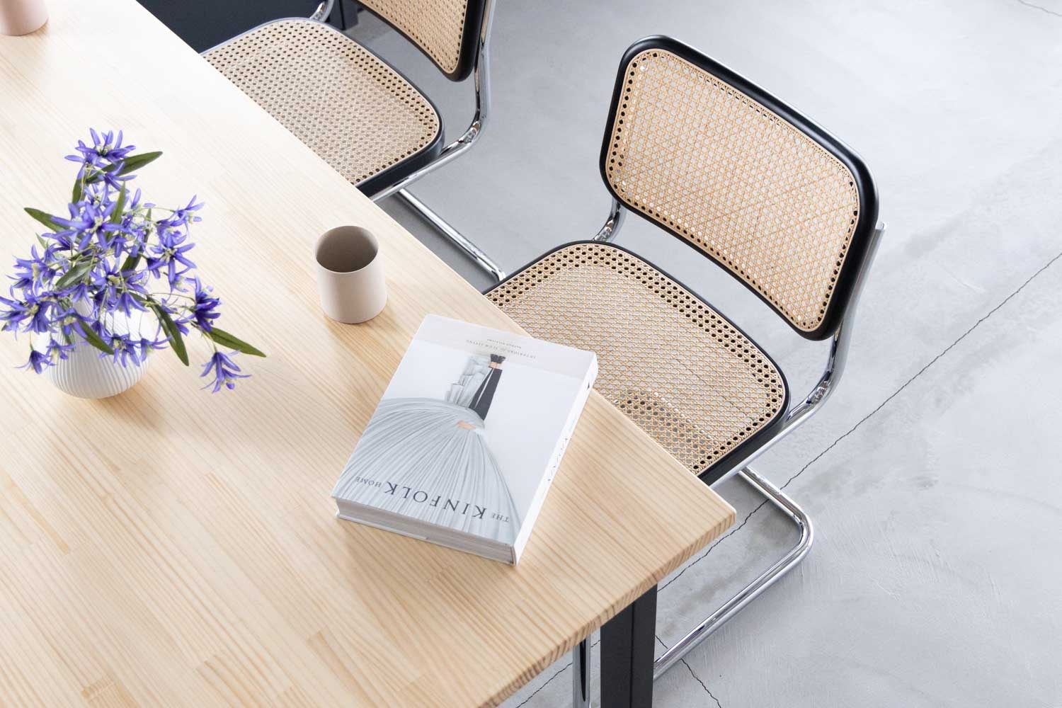 クールな家具のカフェシーンなどに