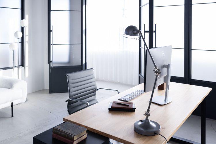 豊富な家具と小物でオフィスシーンを演出