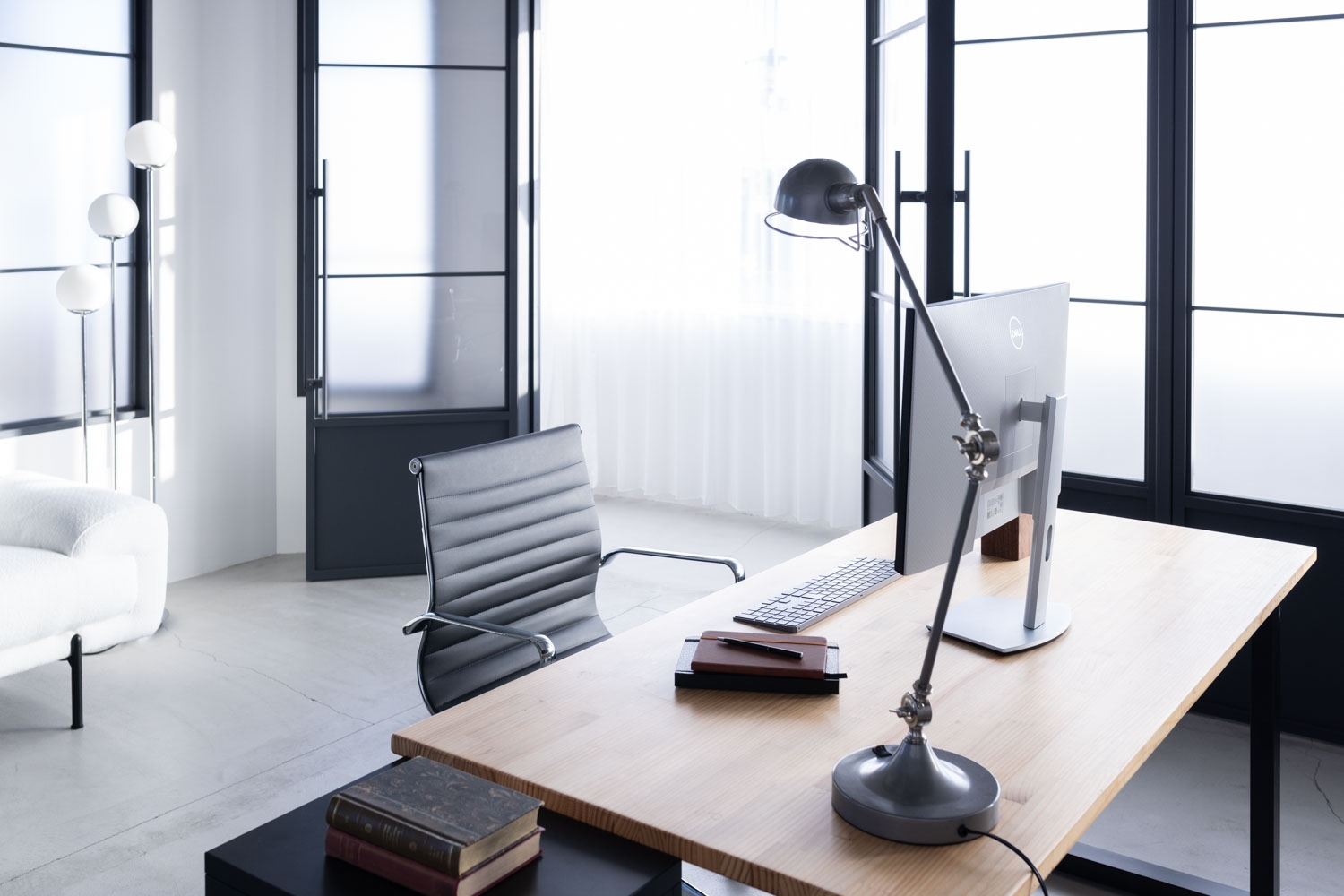 豊富な家具と小物でオフィスシーンを演出