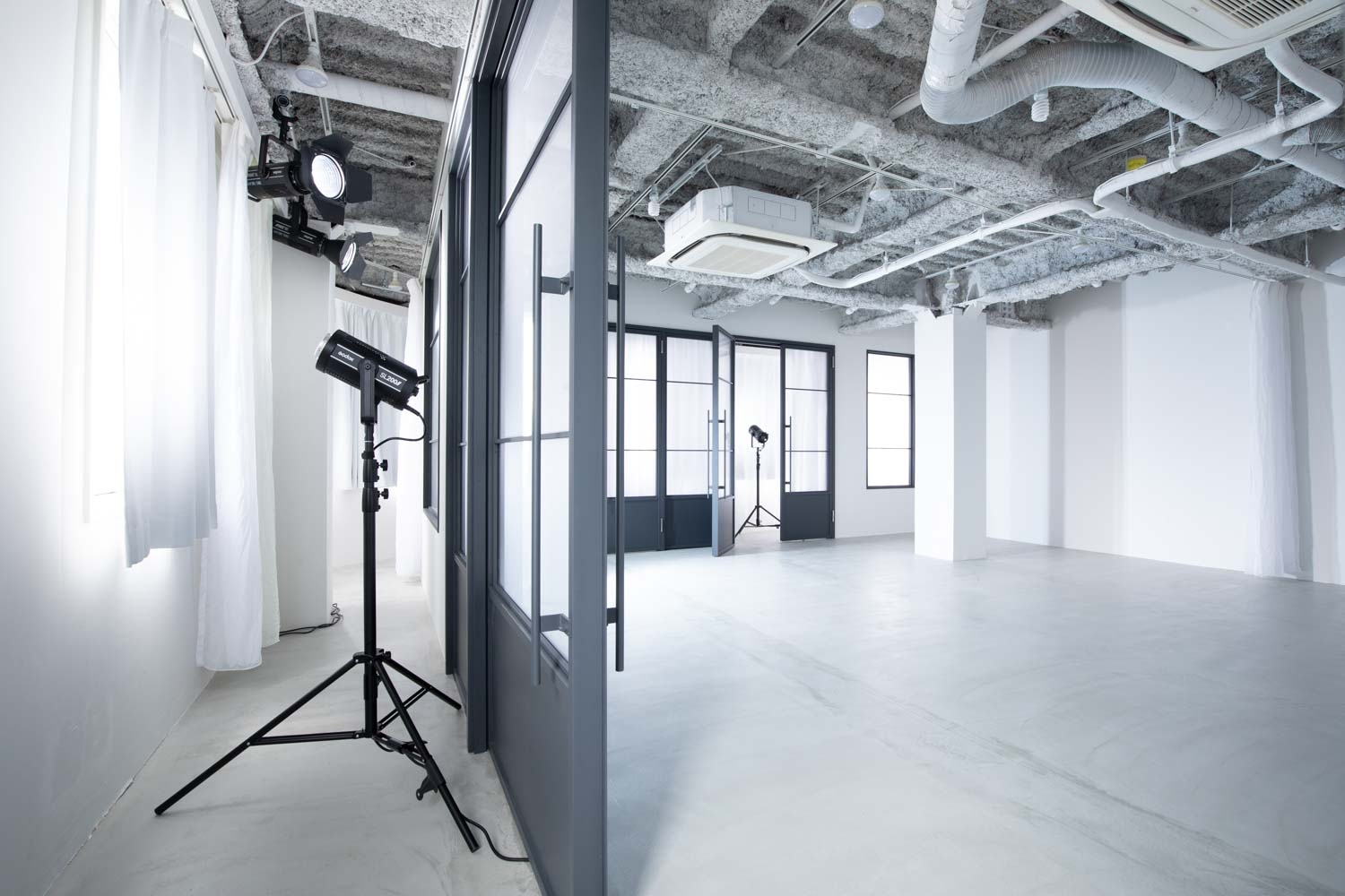 日没後や曇りの日に役立つ窓裏照明