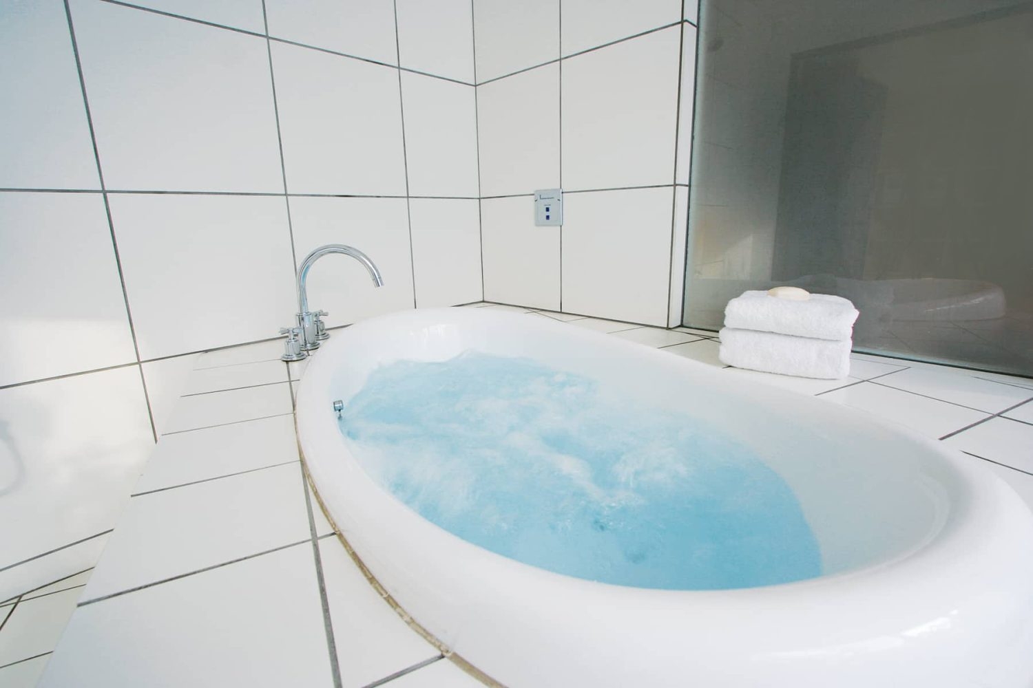 白タイルで清潔感のあるジャグジーバス
