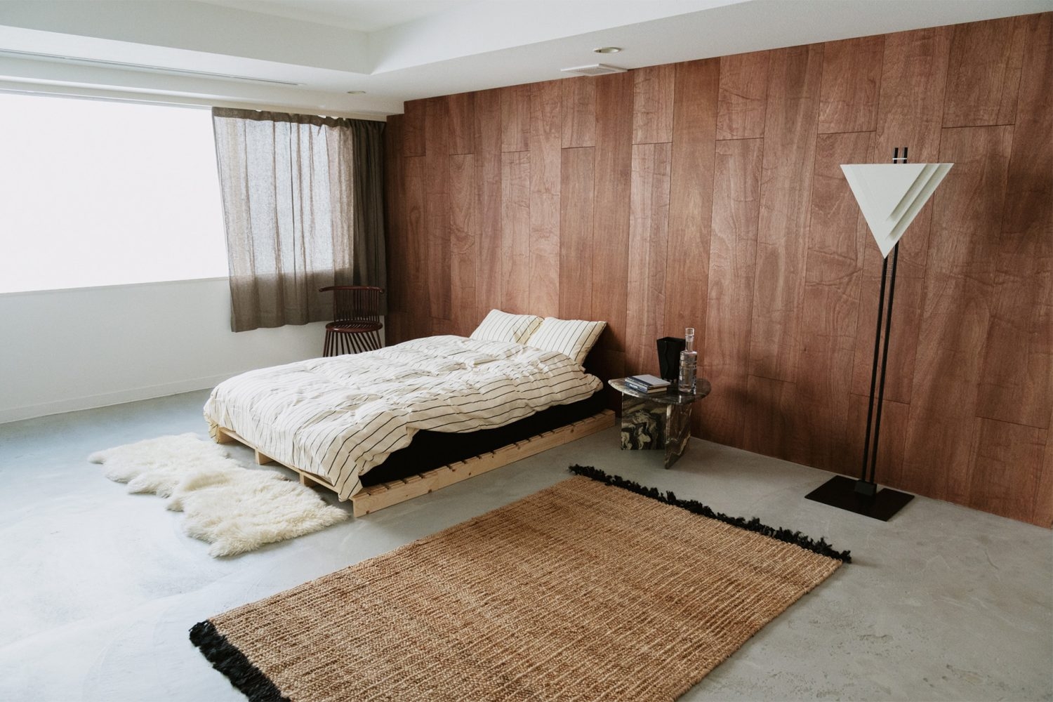 ダブルベッドとサイザルマット