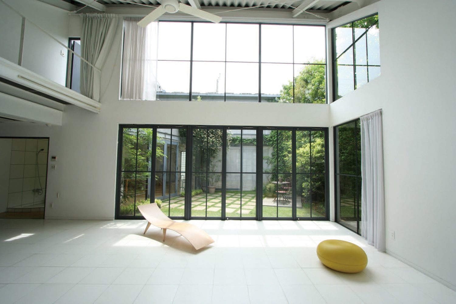 天高5m アイアン窓からのダイナミックな採光