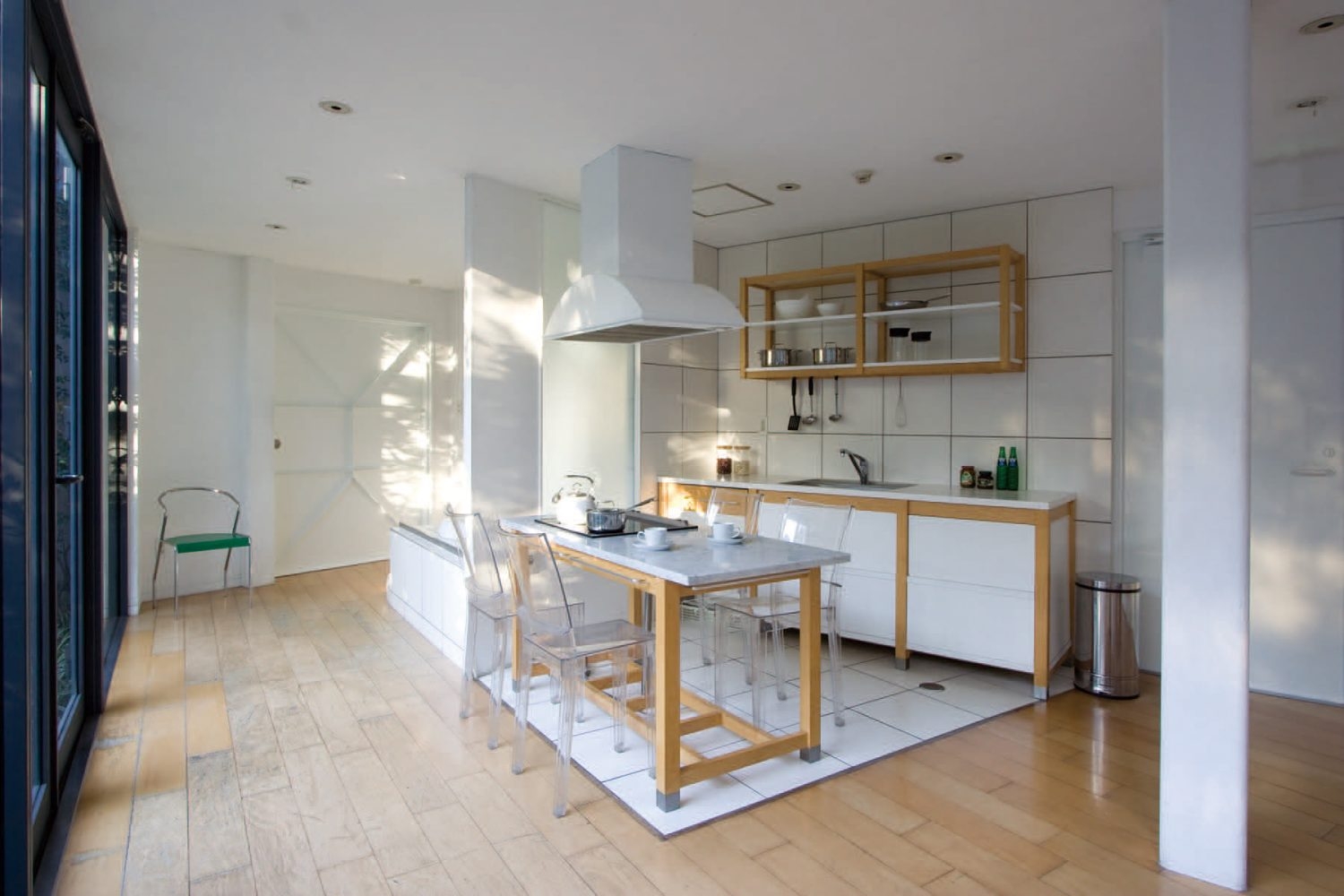 白に木枠がアクセントなナチュラルなキッチン