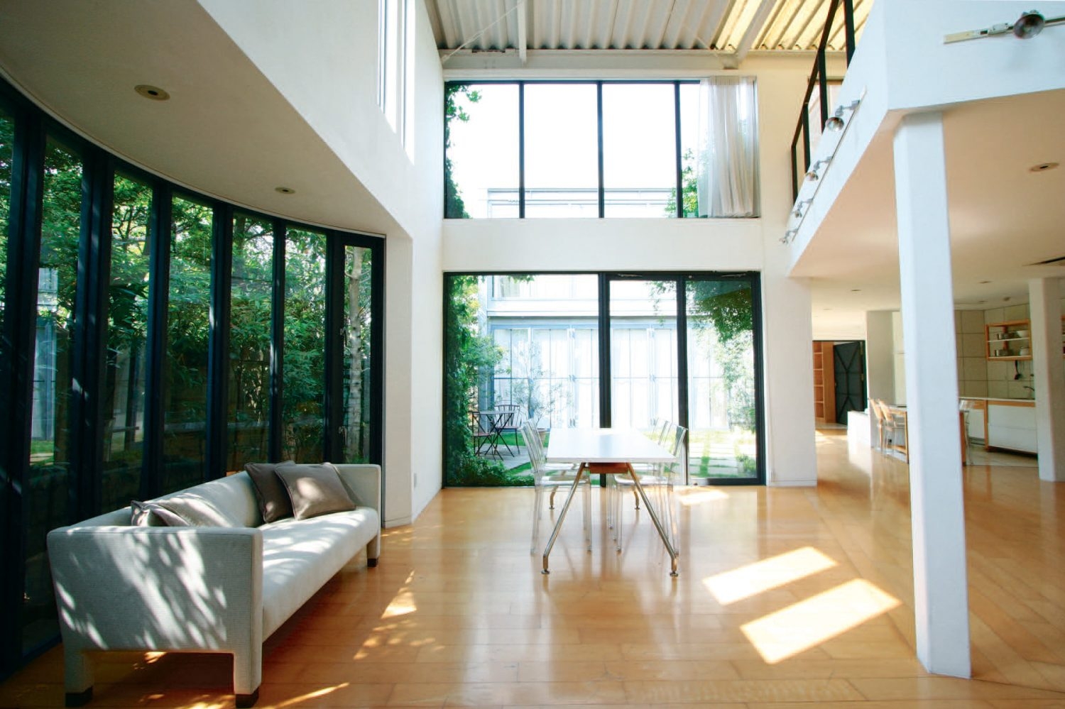 中庭と繋がる開放感あるリビング