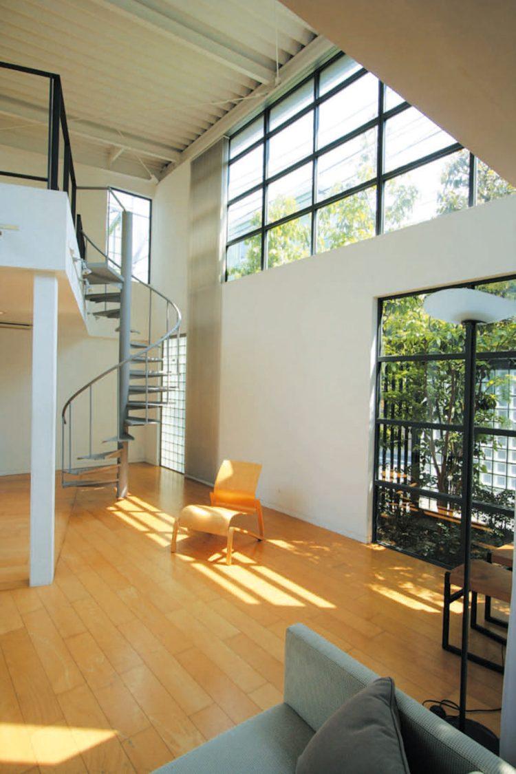 ロフトにあがる螺旋階段