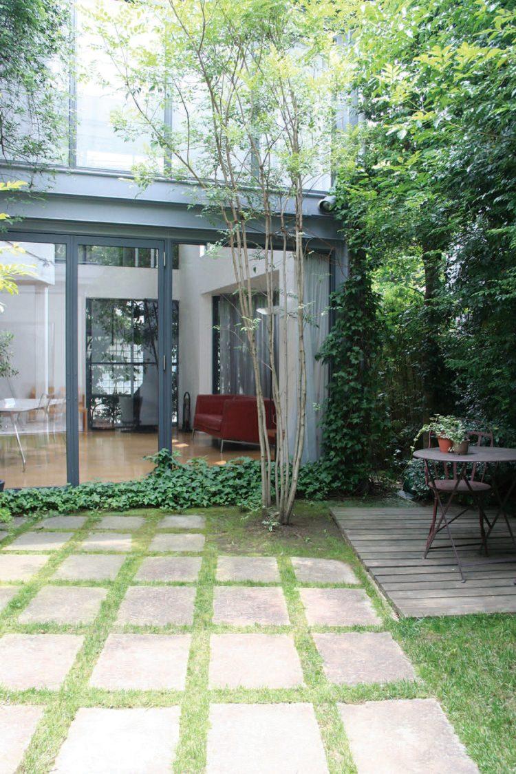 石畳のあるパティオ どの部屋からも繋がることができる