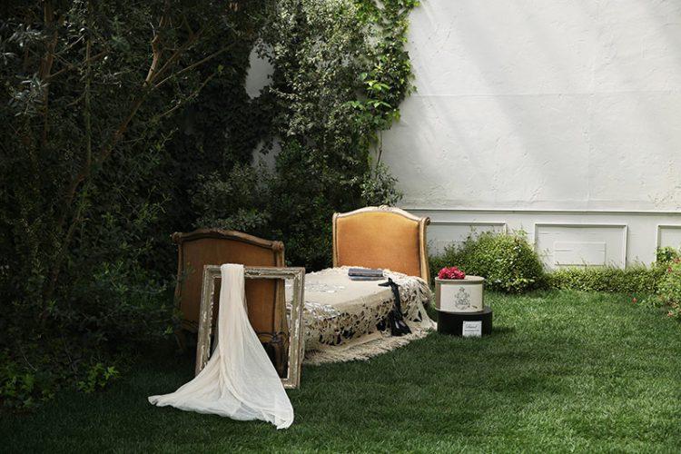 庭 自然光差し込むベッド