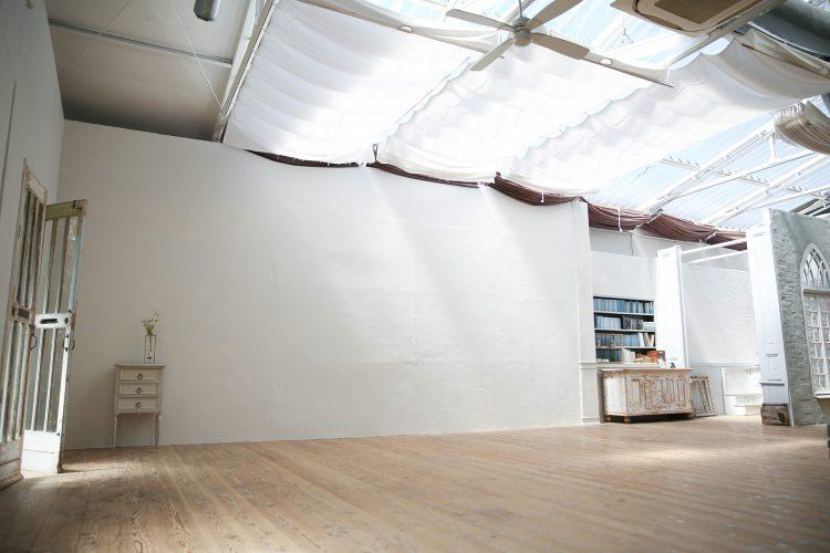 天窓から注ぐ自然光 広々室内と高い天高