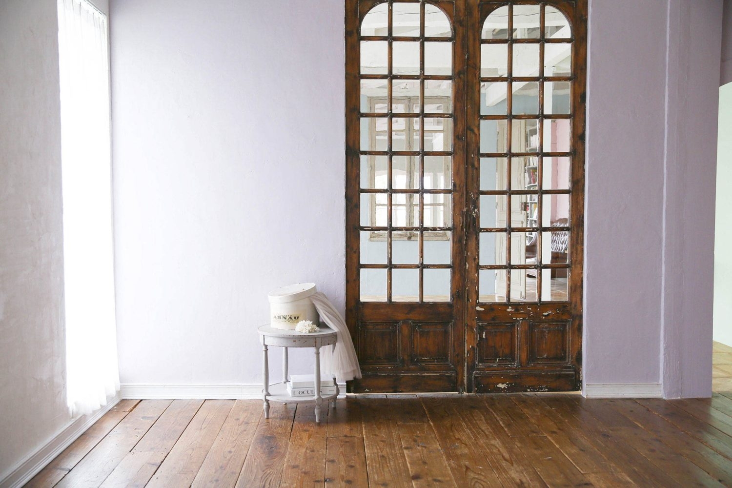 ダークブラウンの扉とくすみパープル壁