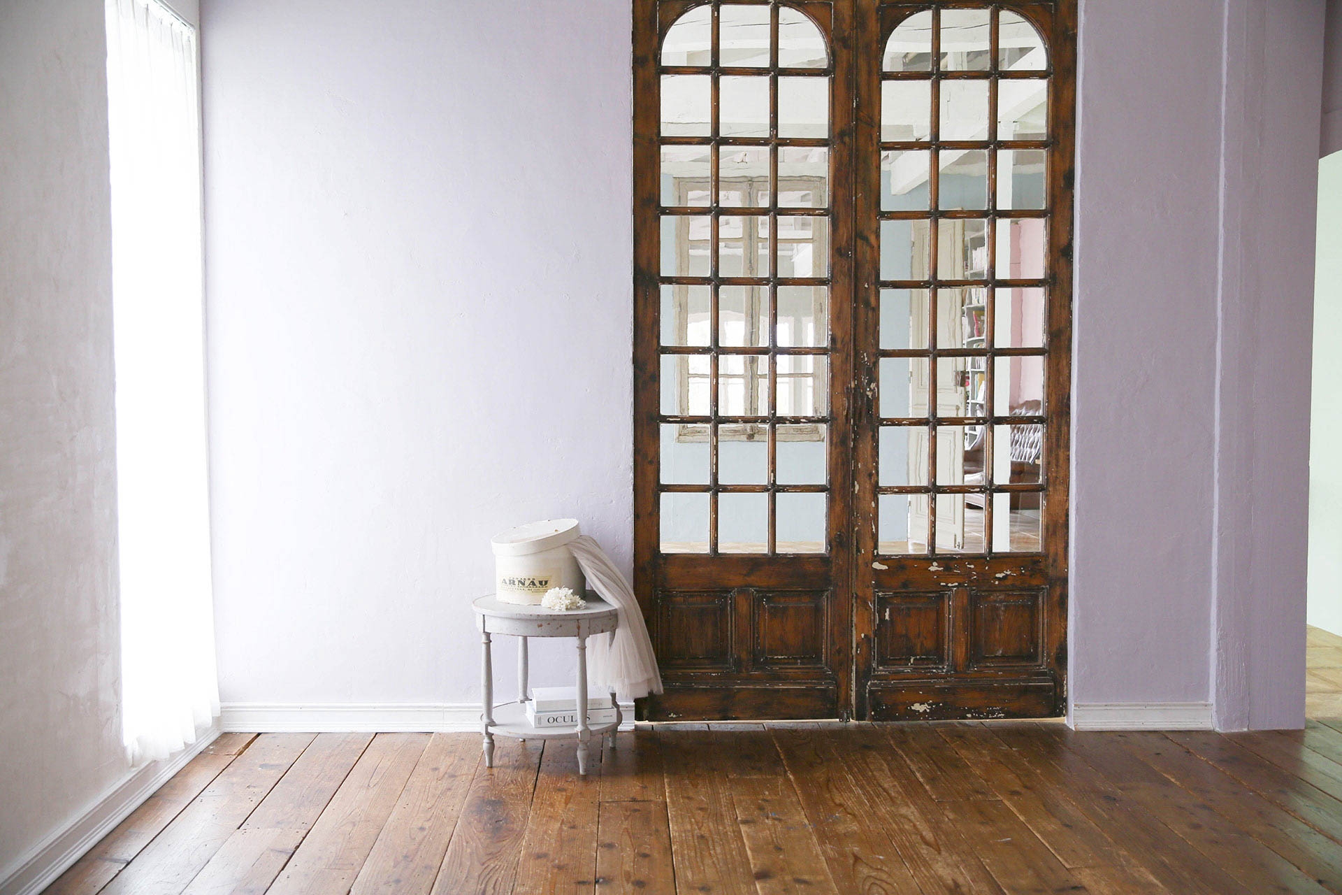 ダークブラウンの扉とくすみパープル壁