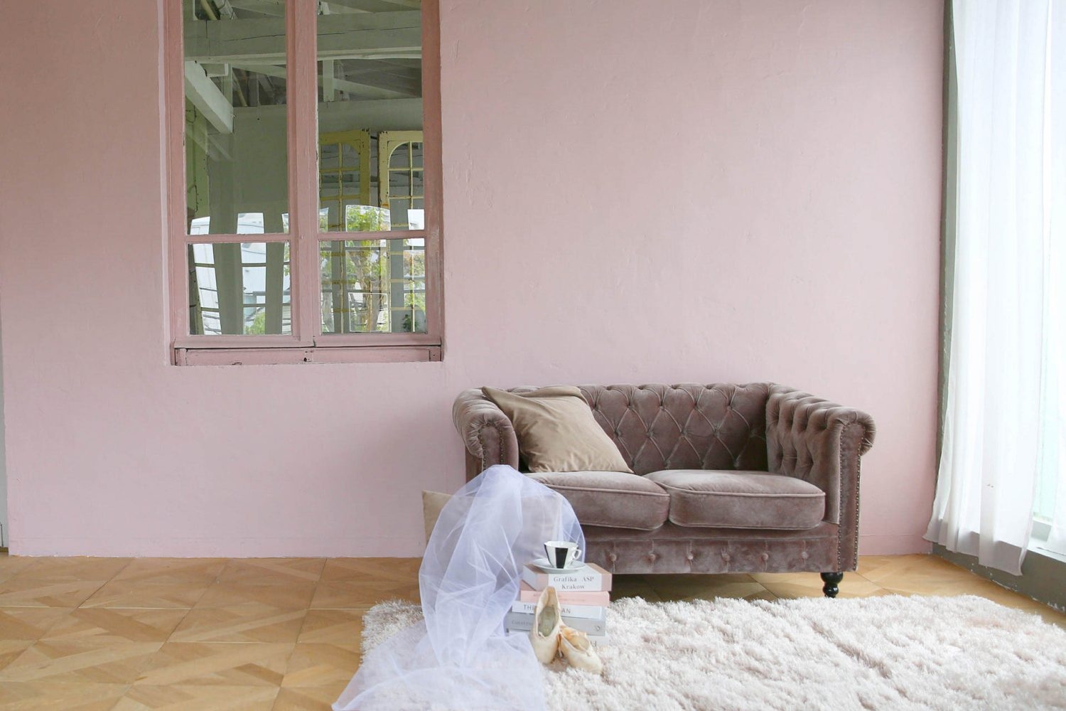 くすみピンク壁とパーケットフローリング