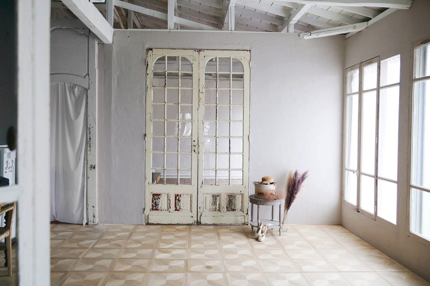 ライトグレー漆喰壁とアンティークアーチ窓