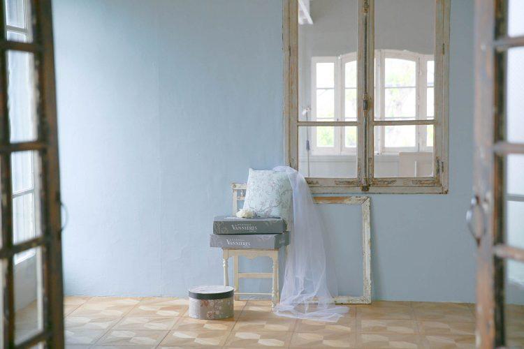 くすみブルー壁と窓 パーケットフローリング