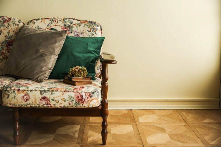 バターイエローバックパネルとソファ