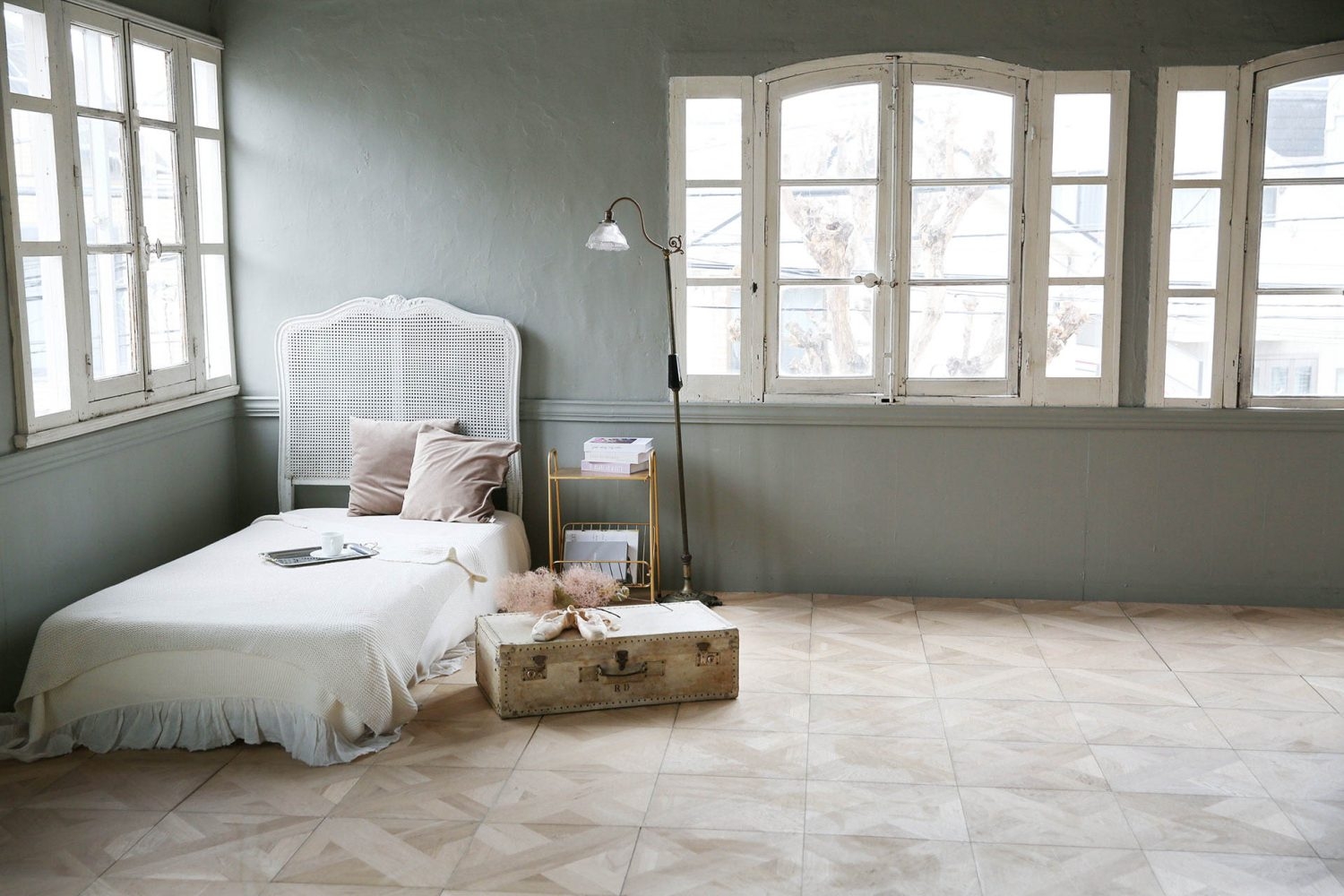 自然光差し込む窓とベッド