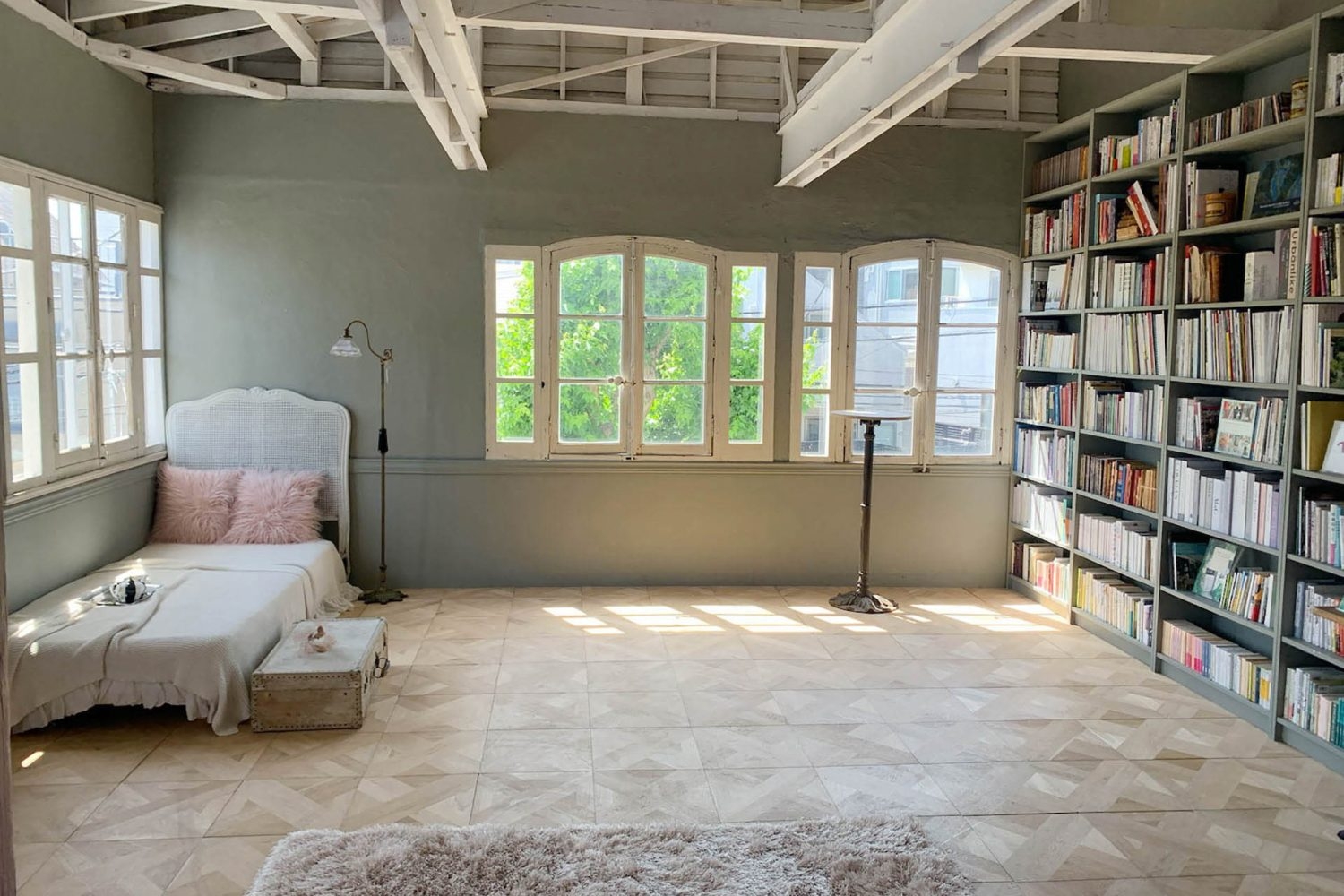 自然光差し込むパーケットフローリング部屋