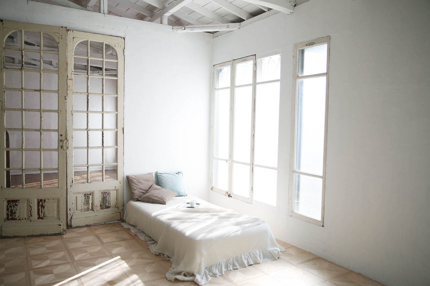 自然光の差し込むライトグレー部屋