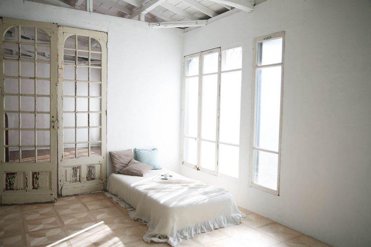 自然光の差し込むライトグレー部屋