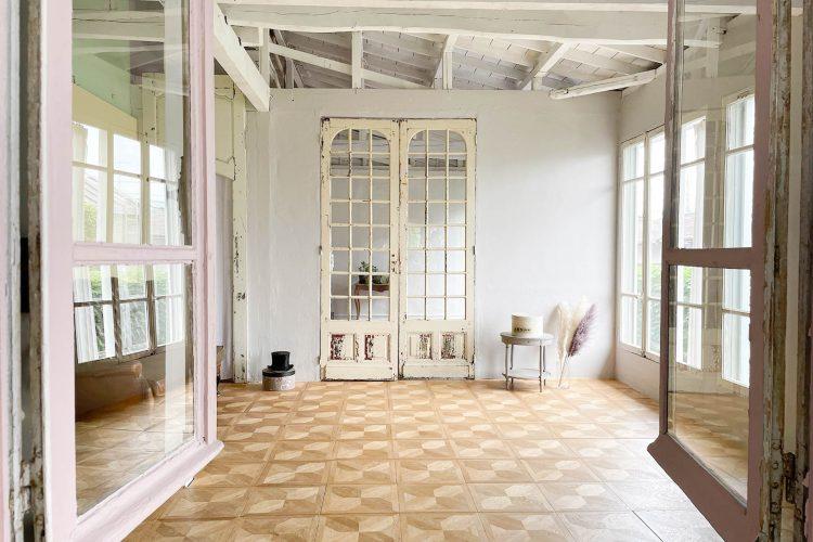 天井まで抜け、奥行きと開放感があります