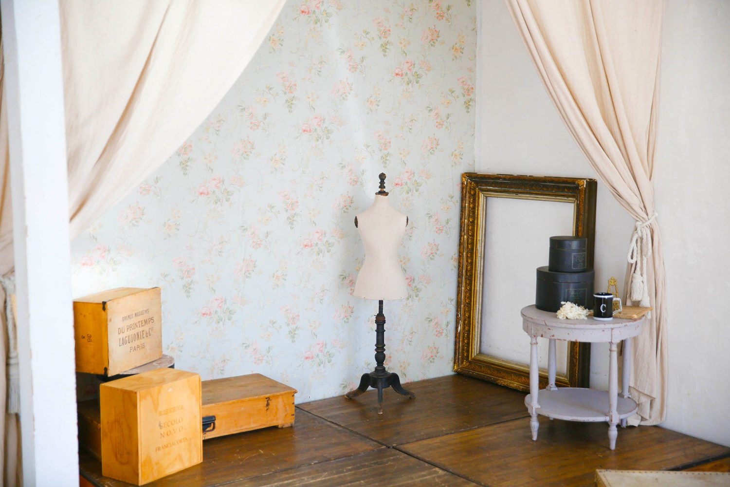 花柄壁紙とドレープカーテン