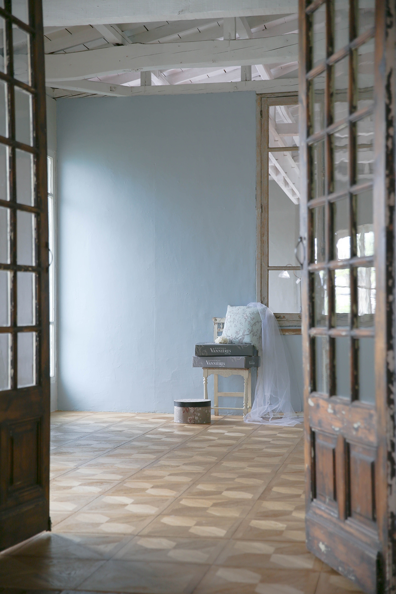 アンティーク扉越しのくすみブルー壁