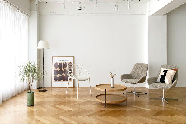 Aスペース / 豊富な椅子プロップで対談仕様にもアレンジ可能