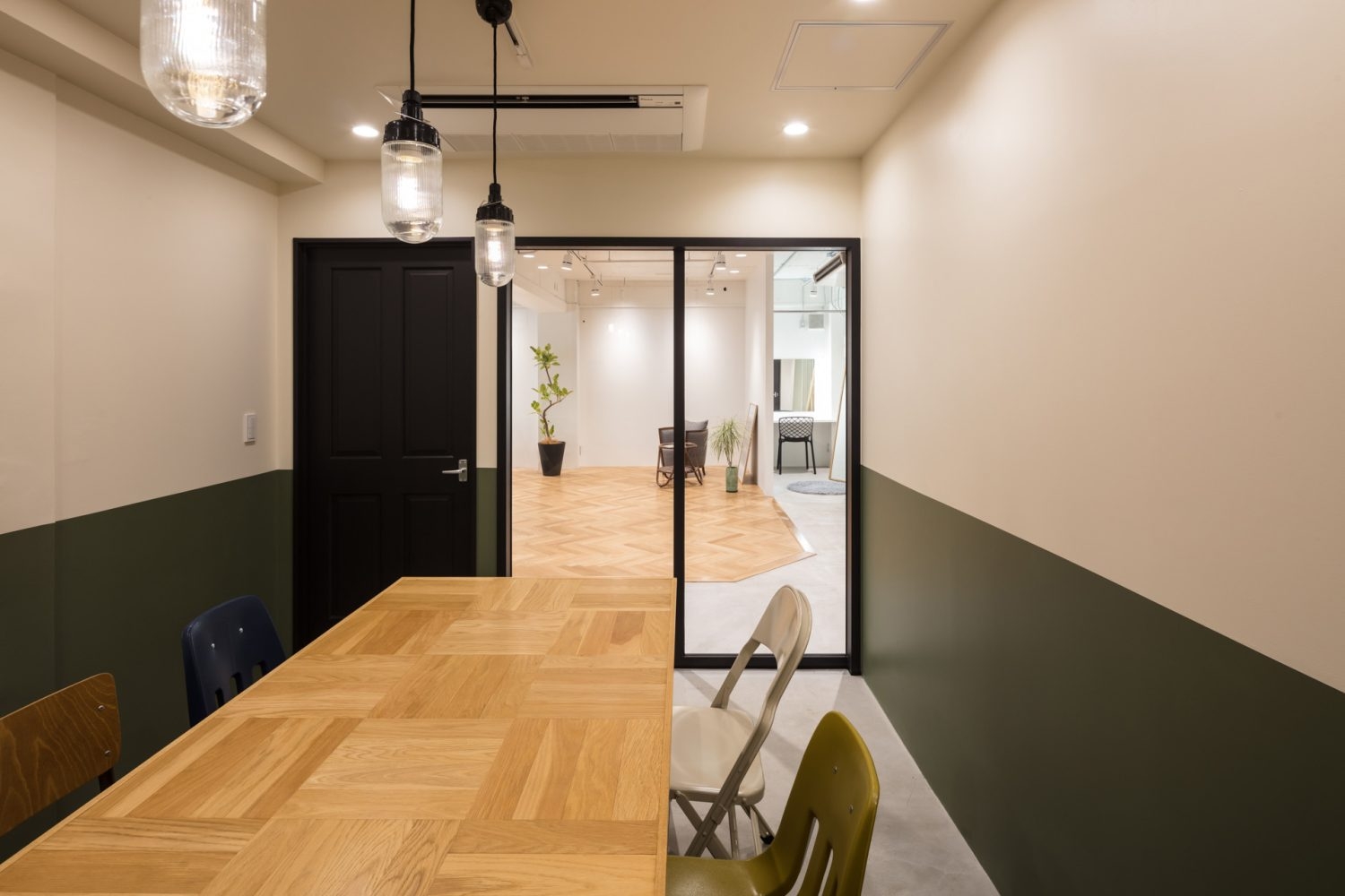 Cスペース / 黒の扉と室内窓で仕切られた空間