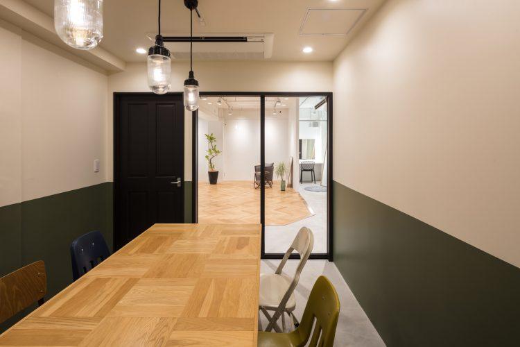Cスペース / 黒の扉と室内窓で仕切られた空間