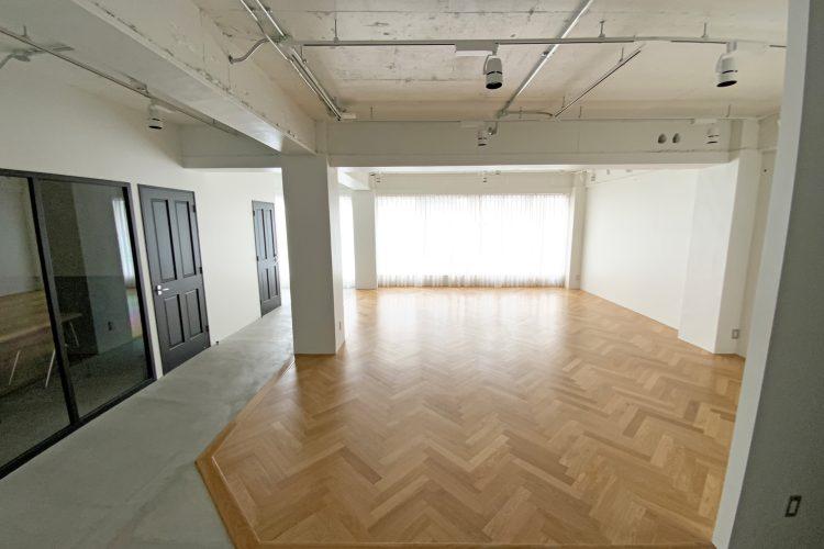 フロア全体 / スタジオ入口側から窓側