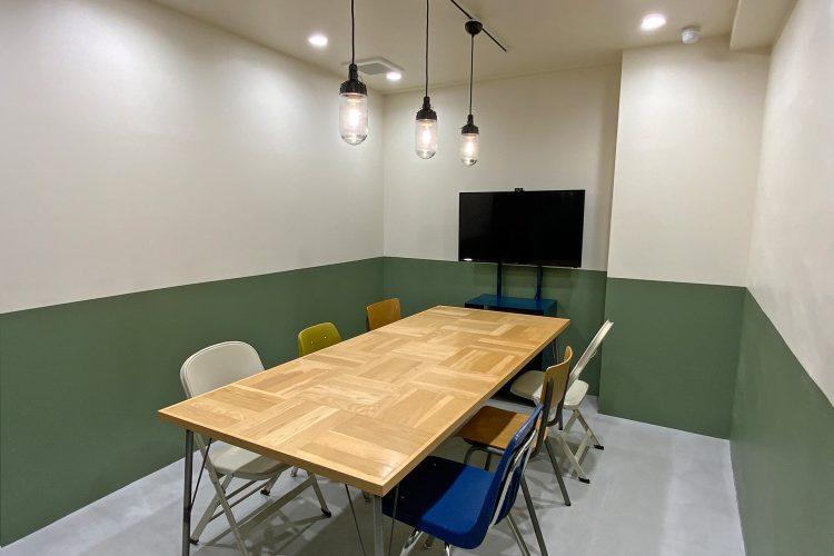 Cスペース / ツートーンの壁のオフィススペース