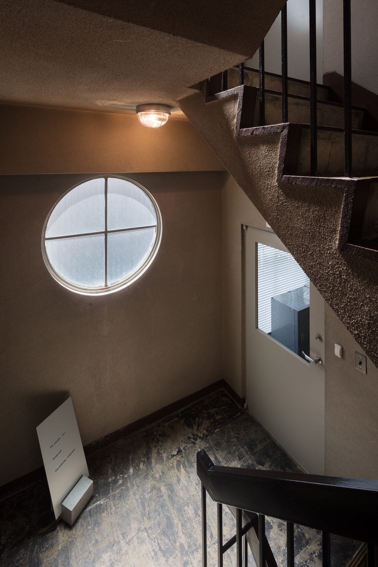 階段(撮影は要相談)/ 建物のレトロな風情が漂う