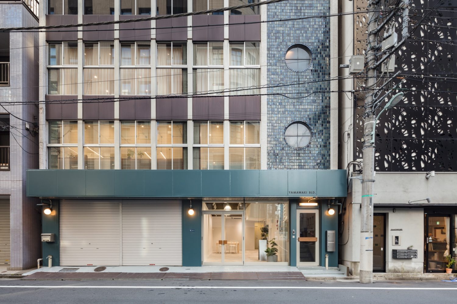 建物外観 / グリーンカラーが特徴のレトロビル