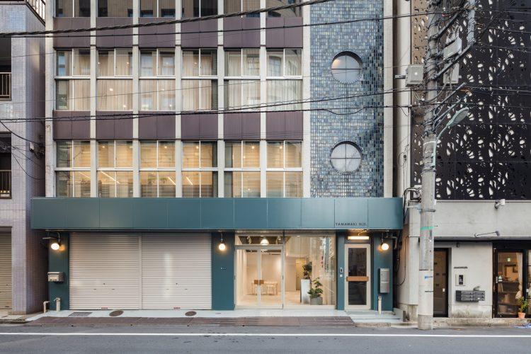 建物外観 / グリーンカラーが特徴のレトロビル