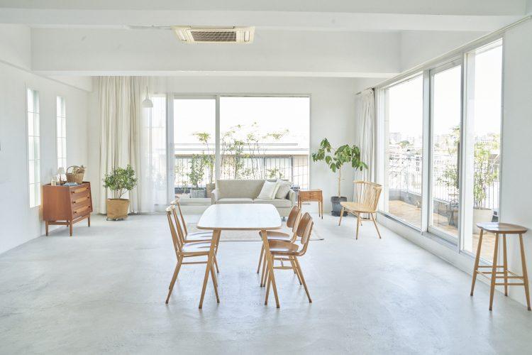 白い空間にシンプルで飽きのこない家具