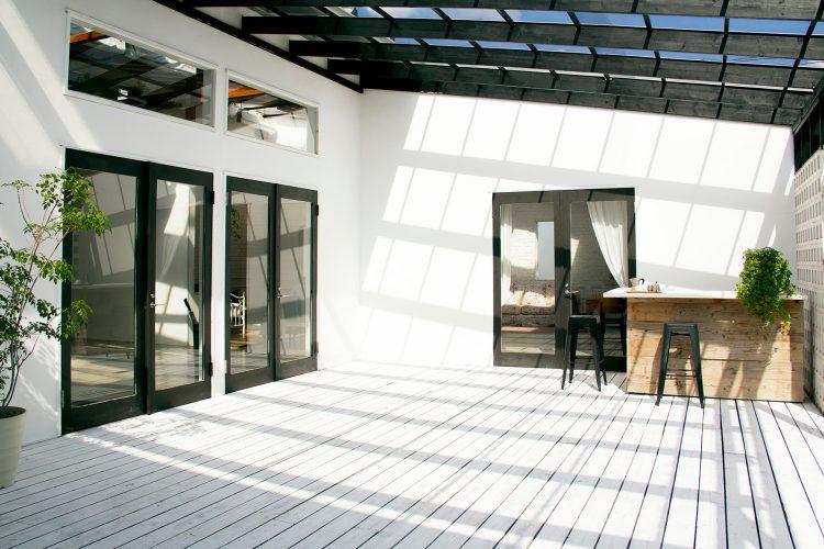 広い搬入口と可動式カウンター