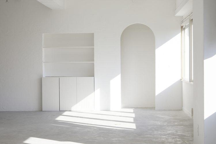 アーチ壁と自然光