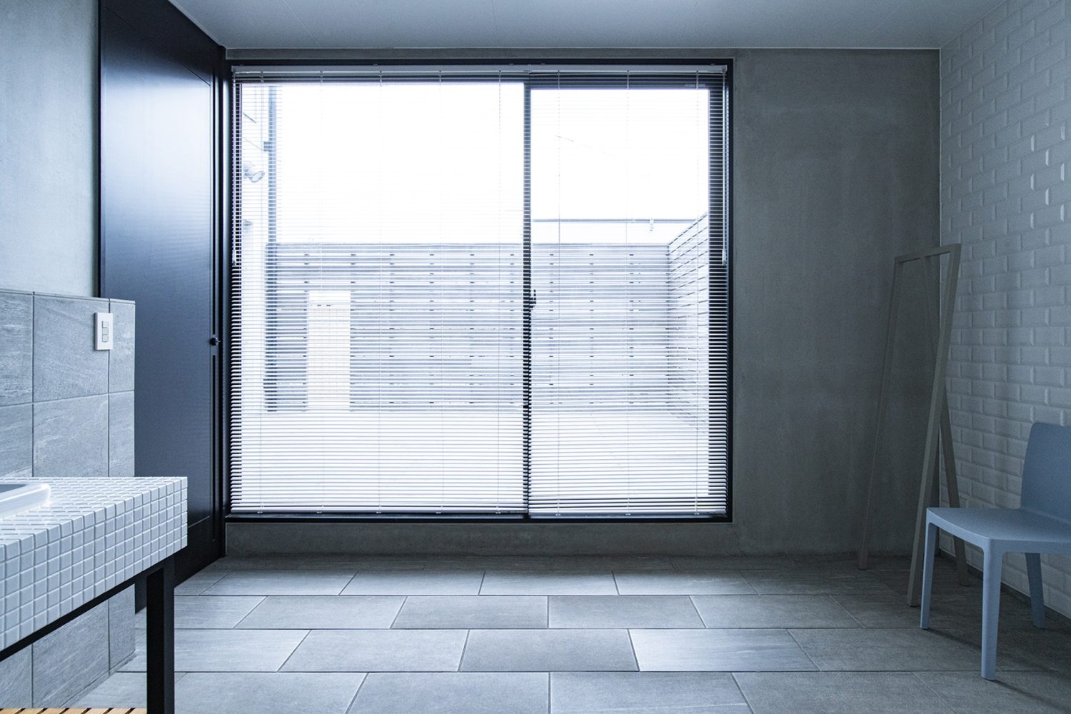 洗面台側からのバルコニー