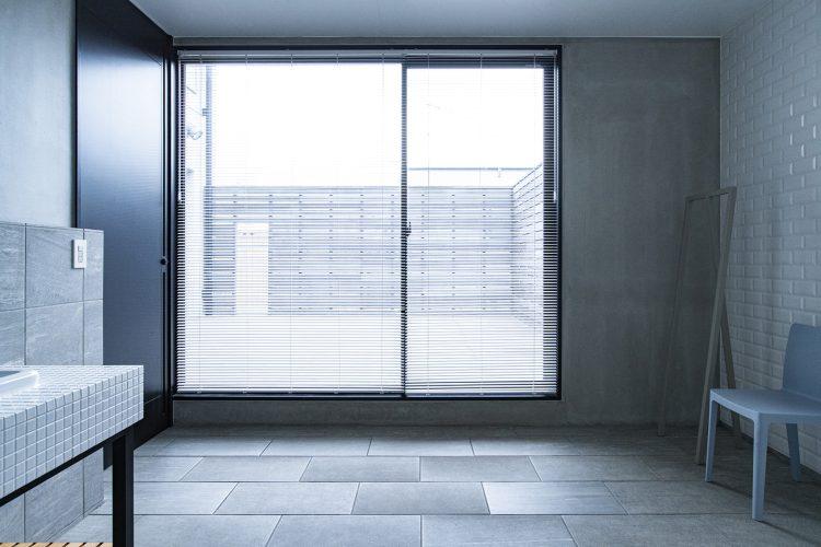 洗面台側からのバルコニー