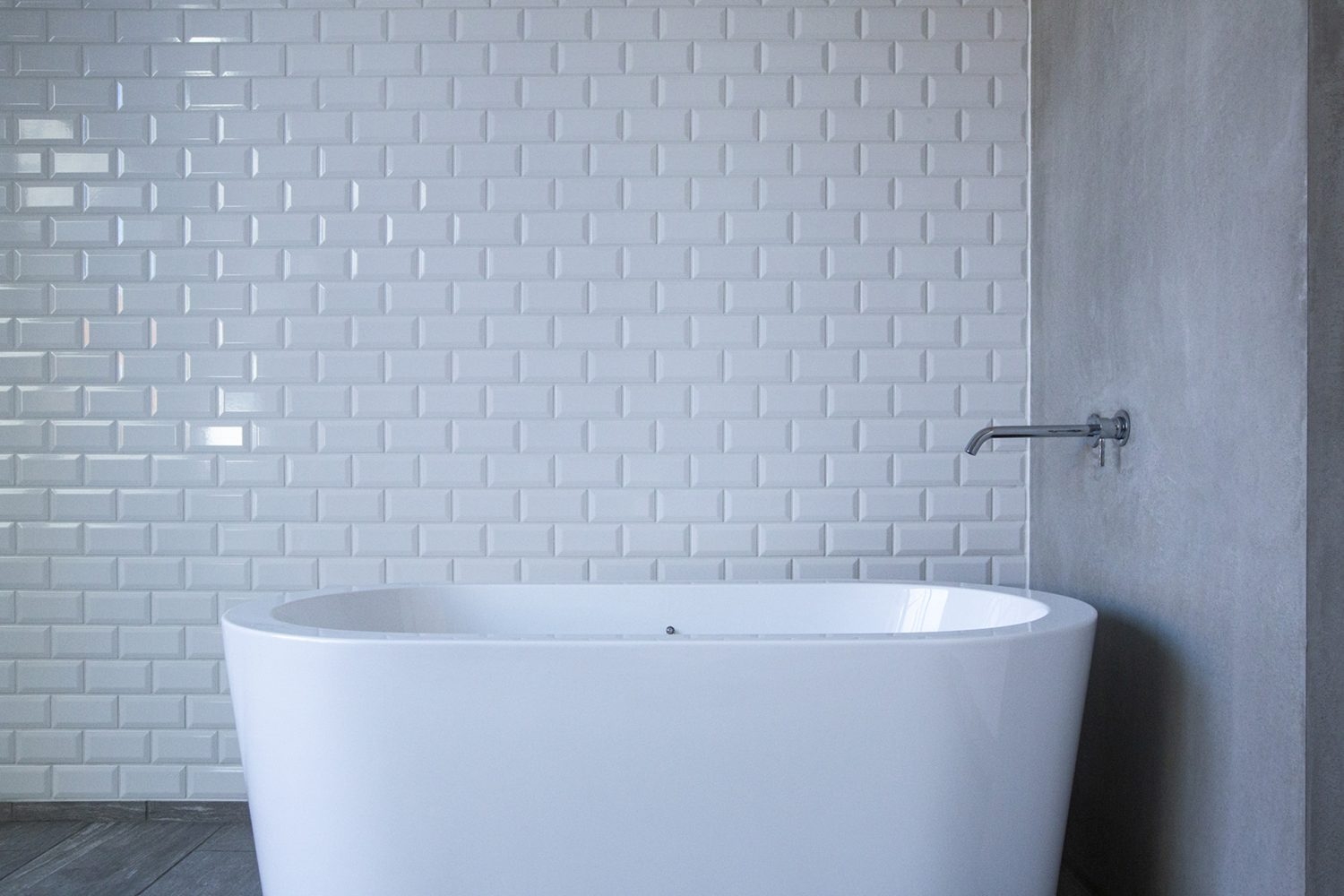 移動可能なバスタブと白タイル背景