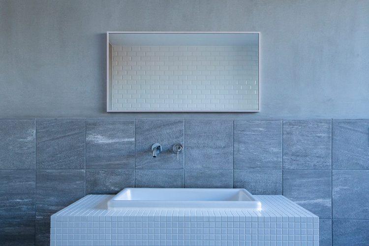 ゆったりとした洗面台と鏡