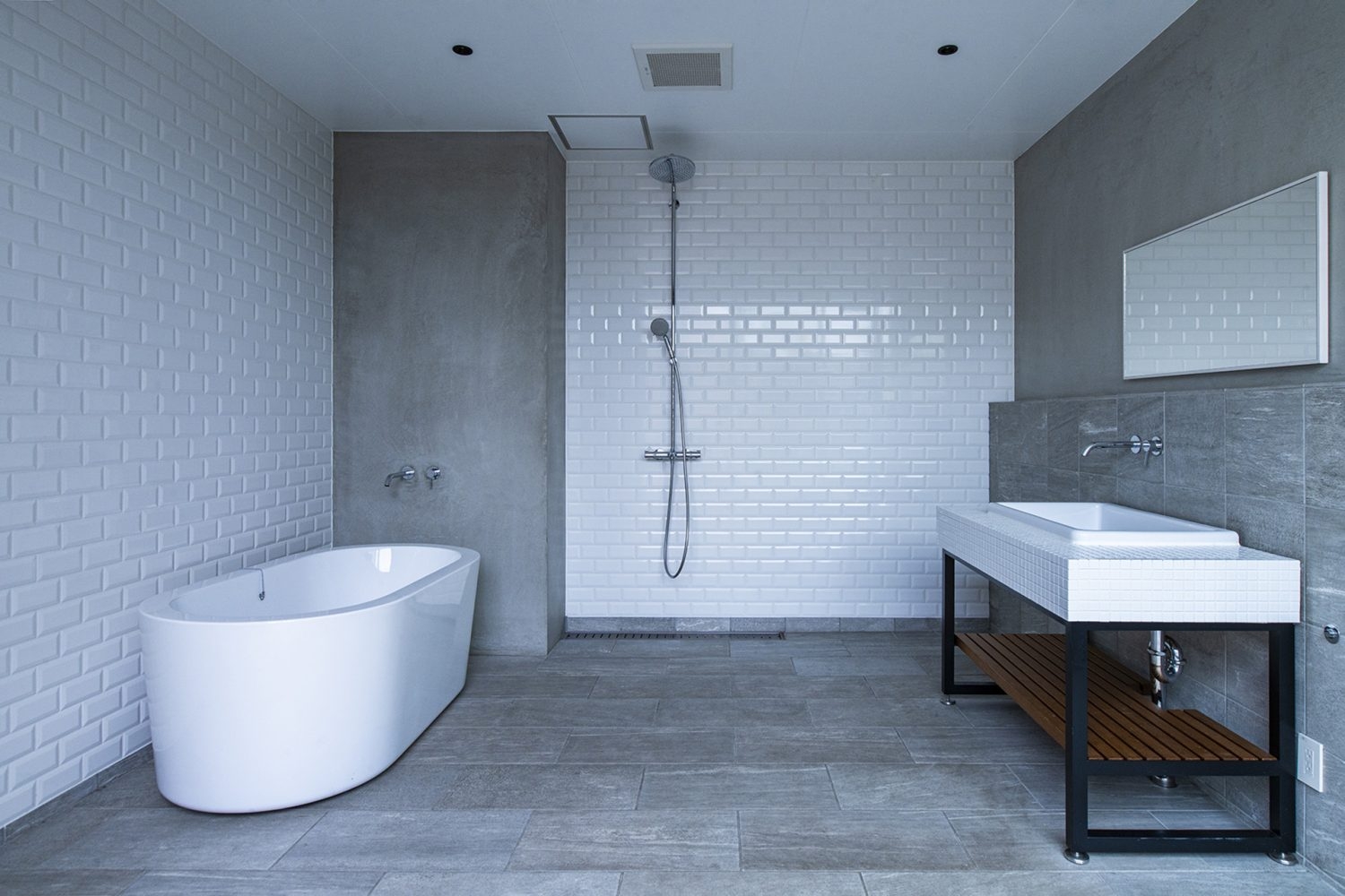 スタイリッシュなバスルームエリア