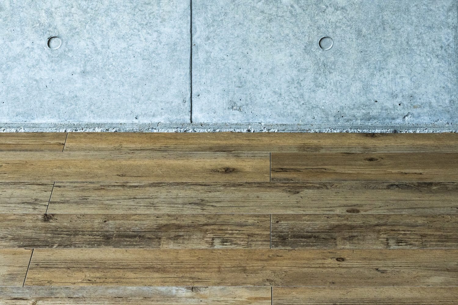 床素材とコンクリート壁