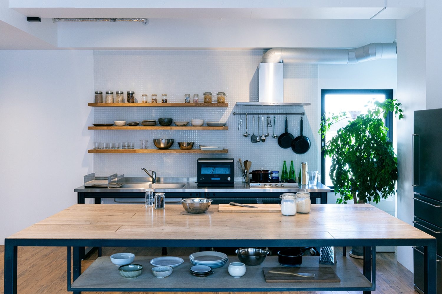 ステンレスキッチンとダイニングテーブル