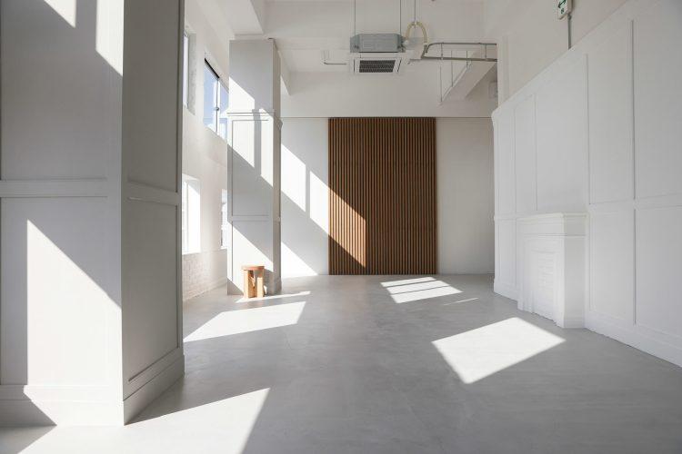 可動するウッドの壁