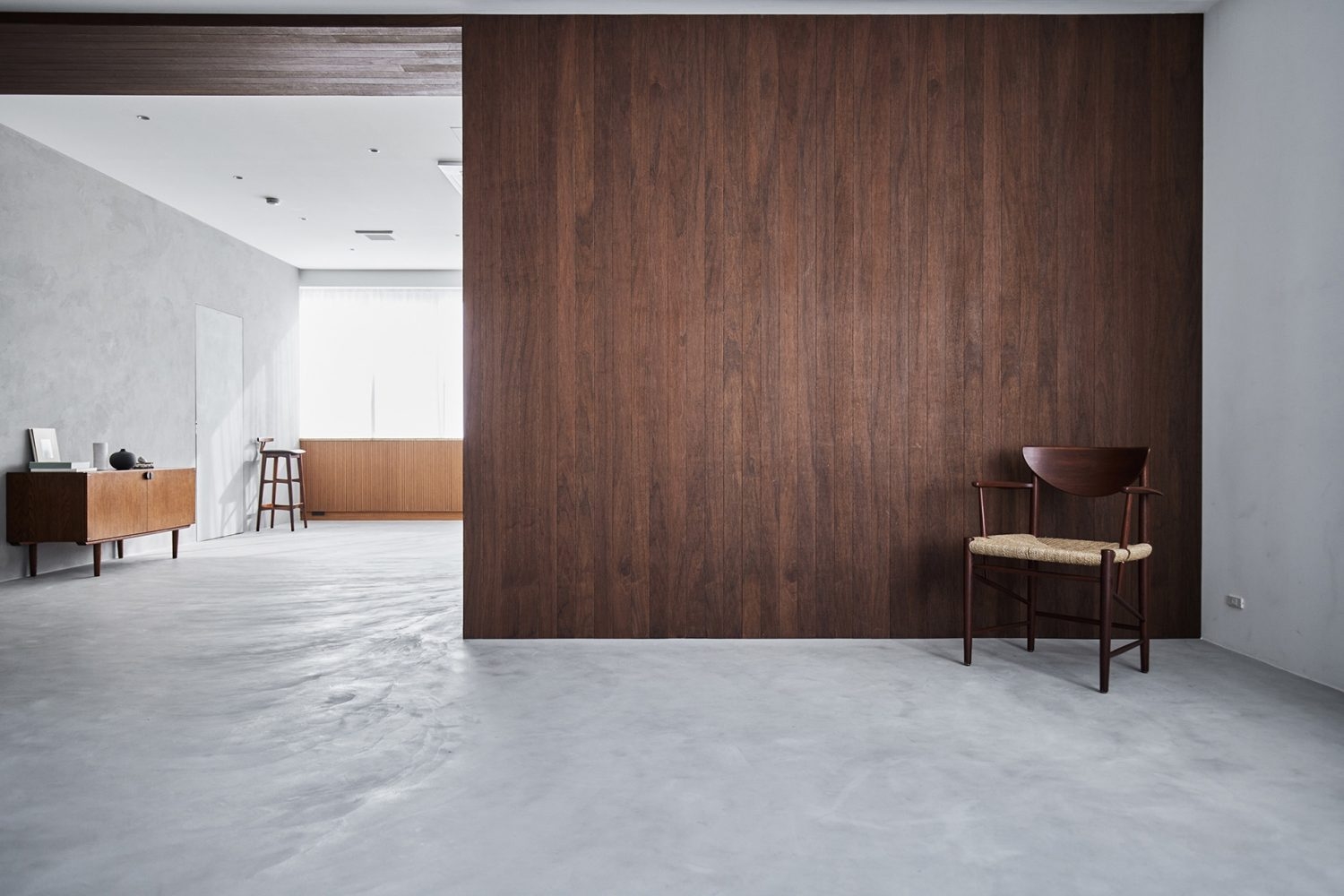 エレガントなウォルナット壁